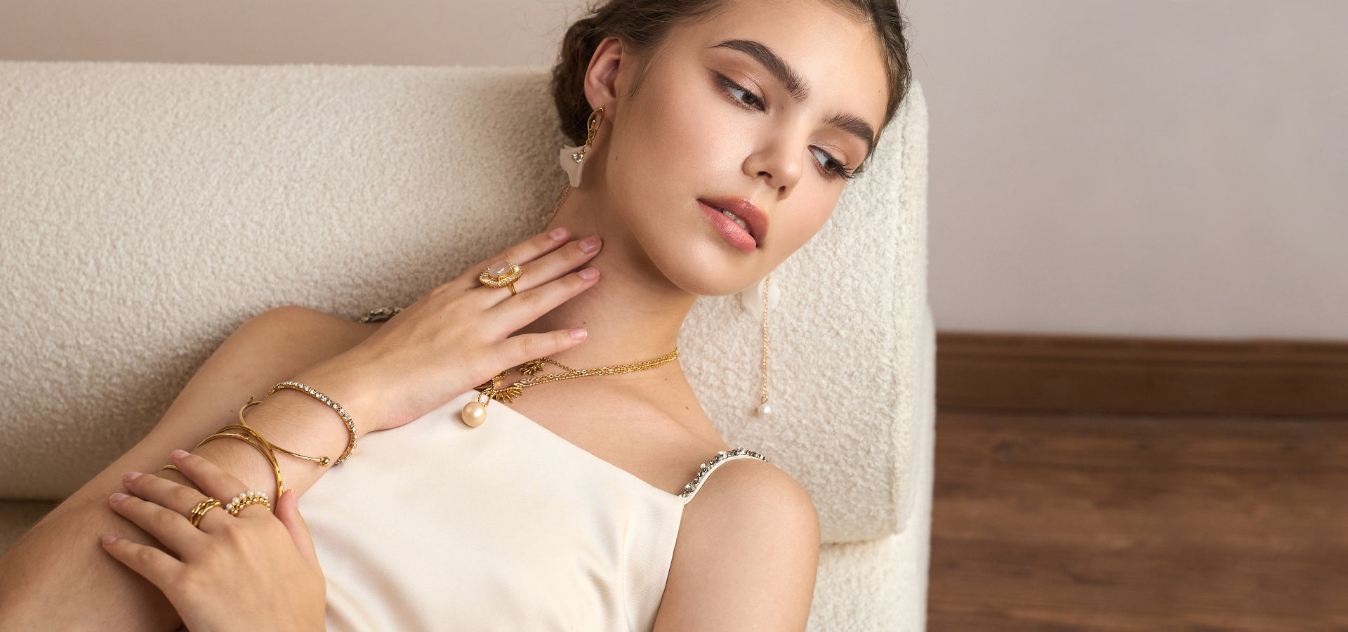 The model wore large gold earrings and bracelets from Aveera Jewelry, embodying a fashionable attitude towards independent design.