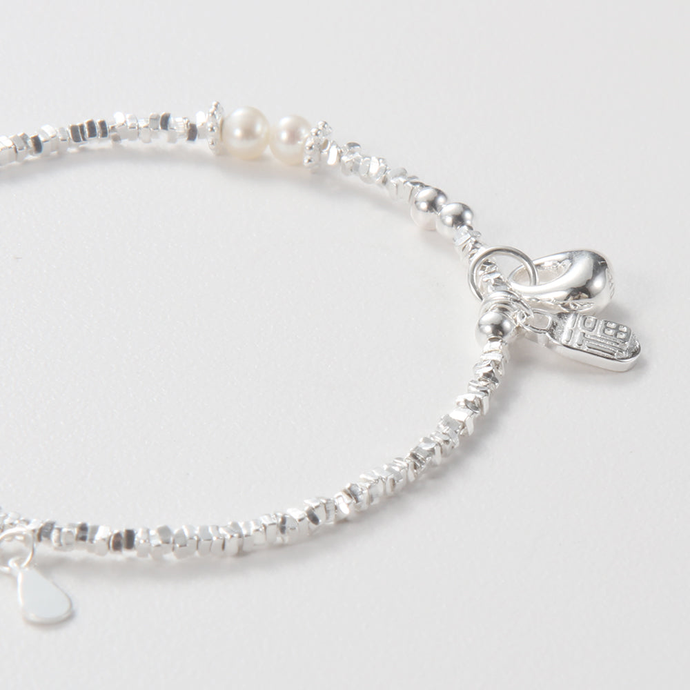 Silver beaded bracelet with two pearls, a square pendant engraved with the Chinese character "Fu" and a gourd-shaped pendant, symbolizing good luck and blessings.
